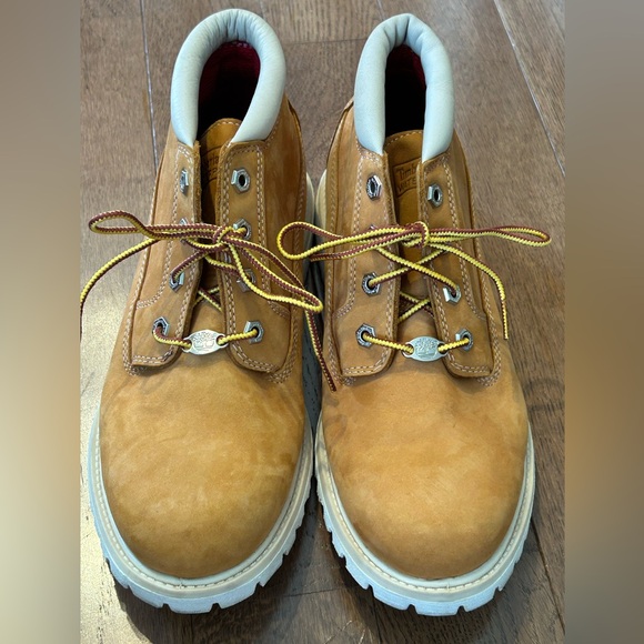 TIMBERLAND s9.5 ladies hiking boots-Worn once! Waterproof suede w/white soles - Picture 8 of 11